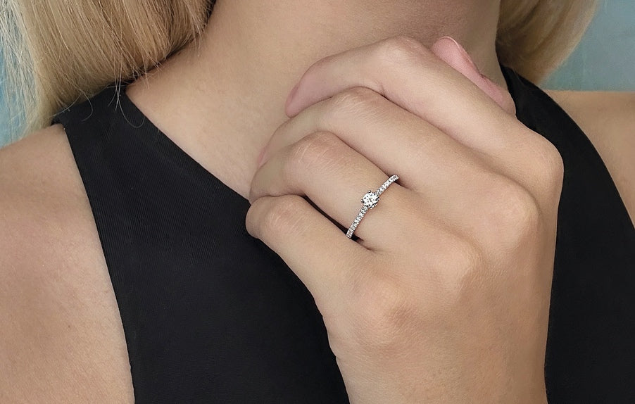 Alice diamantring i hvitt 585 gull TW/SI totalt 0,25 ct.