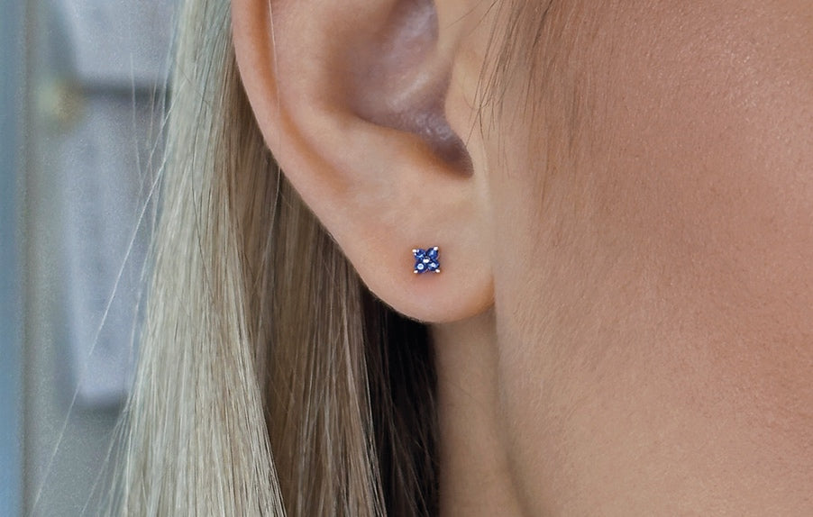 Amelia Blue øredobber i gult 585 gull med safirer.