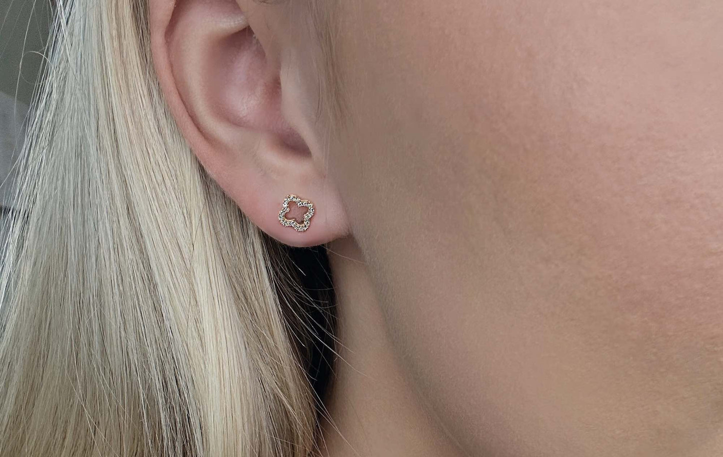 Aria øredobber i gult 585 gull med diamanter TW/SI totalt 0,12 ct.