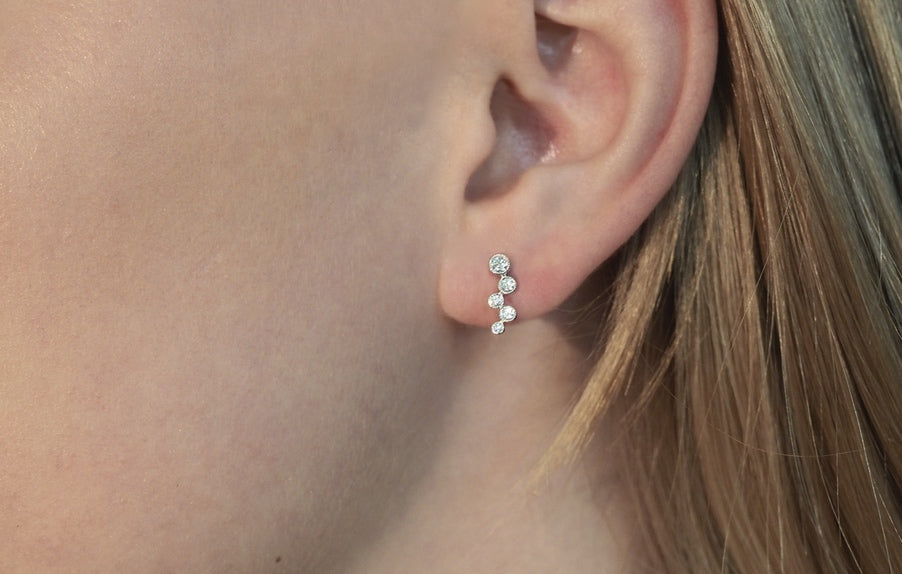 Ariadne øredobber i hvitt 585 gull med diamanter W/SI totalt 0,25 ct.