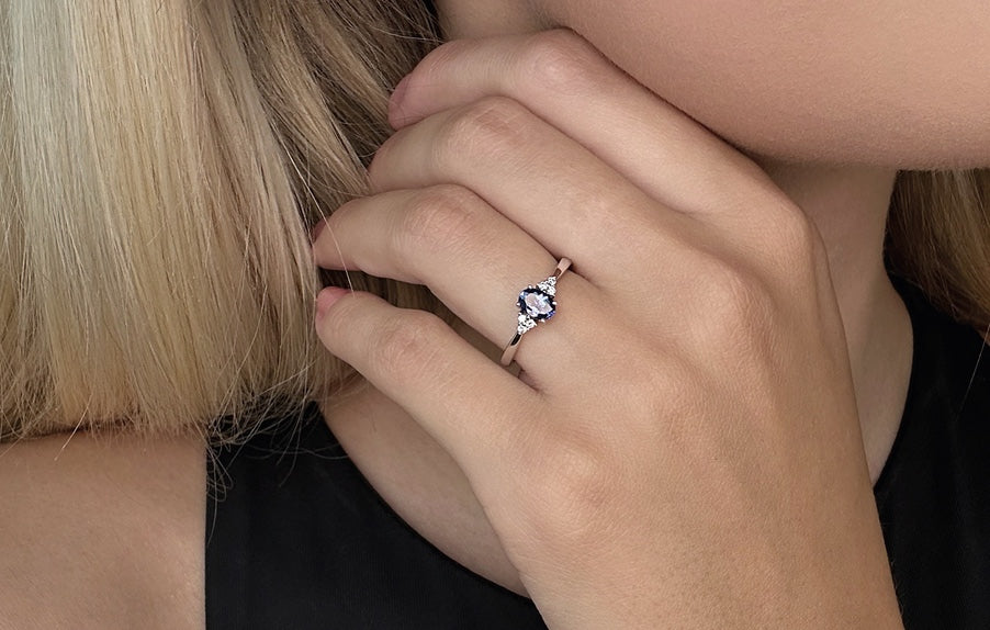 Atlantis diamantring i hvitt 585 gull W/SI totalt 0,08 ct. med ovalslipt tanzanitt 6x4 mm / ca 0,45 ct. .