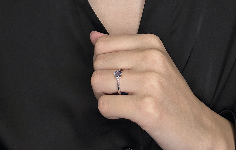 Atlantis diamantring i hvitt 585 gull W/SI totalt 0,08 ct. med ovalslipt tanzanitt 6x4 mm / ca 0,45 ct. .