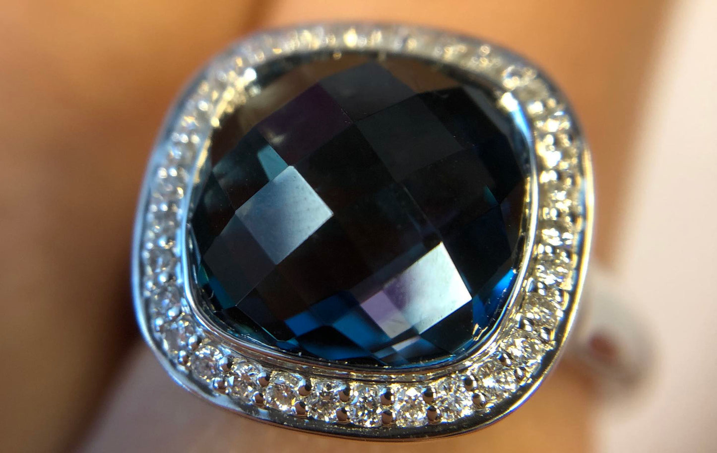 Azur diamantring i hvitt 585 gull W/SI totalt 0,19 ct. med brioletteslipt london blue topas 11 mm / ca 6 ct.