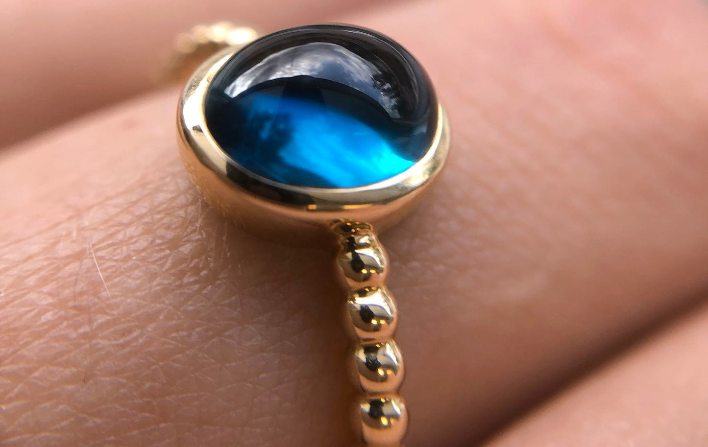 Candy ring i gult 585 gull med Cabochonslipt London blue topas.