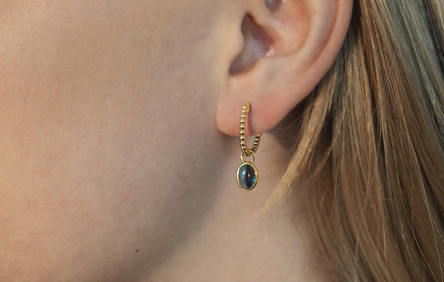 Candy Komplett øredobber i gult 585 gull ink. ørepyntanheng med cabochonslipt london blue topas.