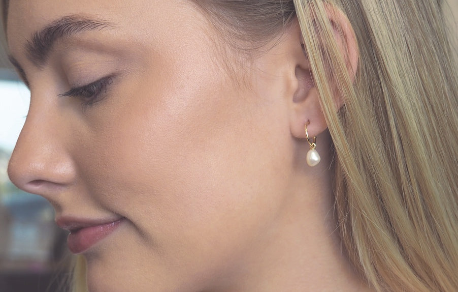 Clara øredobber i gult 585 gull med barokk perler.