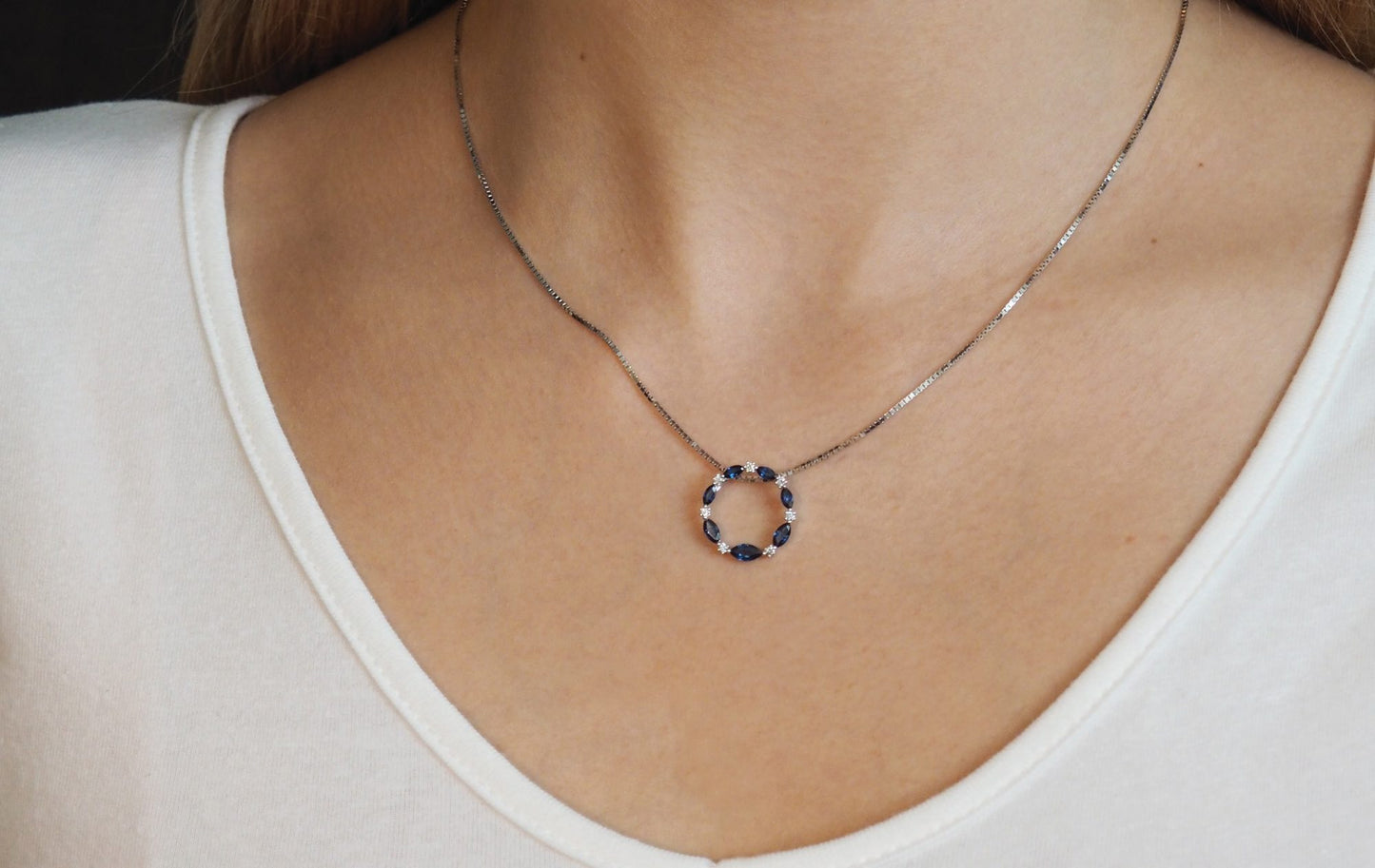 Corona anheng i hvitt 585 gull med diamanter W/SI totalt 0,10 ct. og markiseslipte blå safirer totalt 1,1 ct.