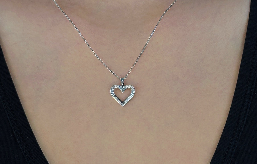 Cupid anheng i hvitt 585 gull med diamanter TW/SI totalt 0,10 ct.