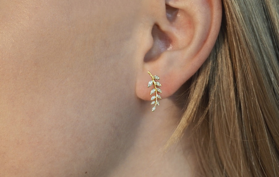 Eden øredobber i gult 585 gull med diamanter W/SI totalt 0,08 ct.