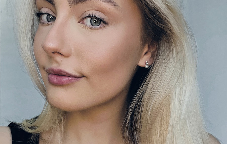 Elvira øredobber i gult 585 gull med Cubic Zirconia og ferskvannsperler.