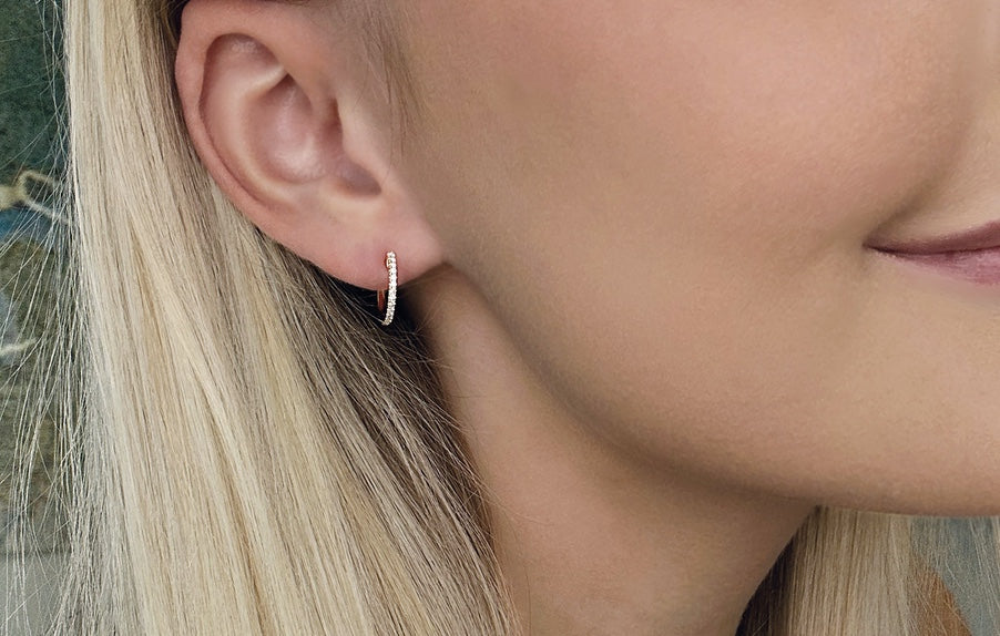 Fortuna øredobber i gult 585 gull med diamanter W/SI totalt 0,16 ct.