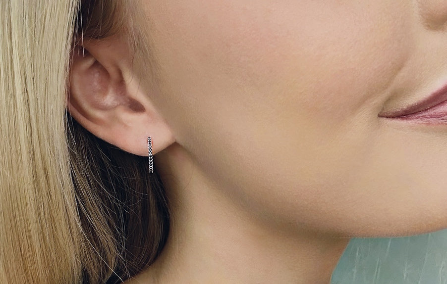 Fortuna Black øredobber i hvitt 585 gull med sorte diamanter totalt 0,18 ct.