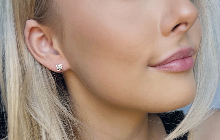 Gina øredobber i gult gull med diamanter TW/SI totalt 0,10 ct.