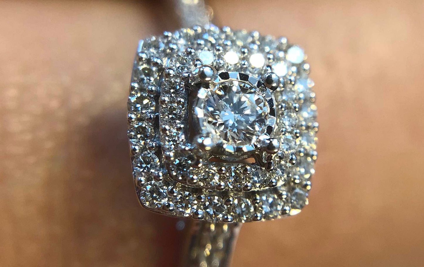Gloria diamantring i hvitt 585 gull TW/SI totalt 0,19 ct.