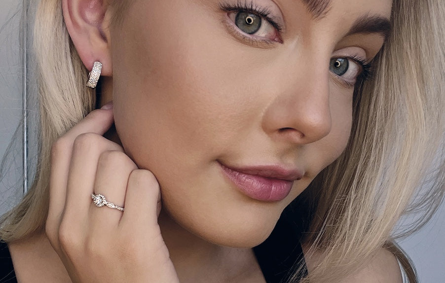 Gwen øredobber i gult gull med diamanter TW/SI totalt 0,40 ct.