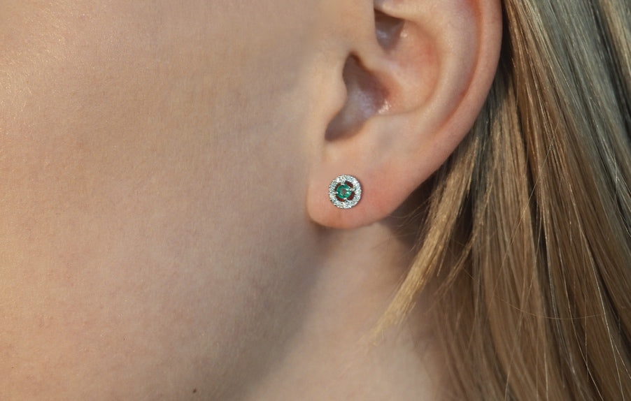 Kelly øredobber i hvitt 585 gull med diamanter W/SI totalt 0,15 ct. og smaragder totalt 0,25 ct.