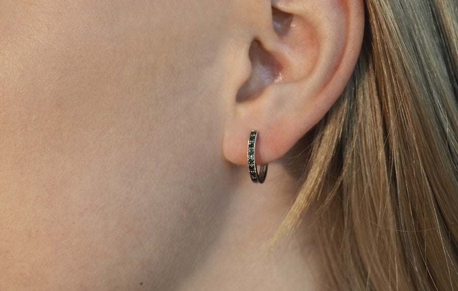 Marilyn Black øredobber i hvitt 585 gull med sorte diamanter totalt 0,11 ct.