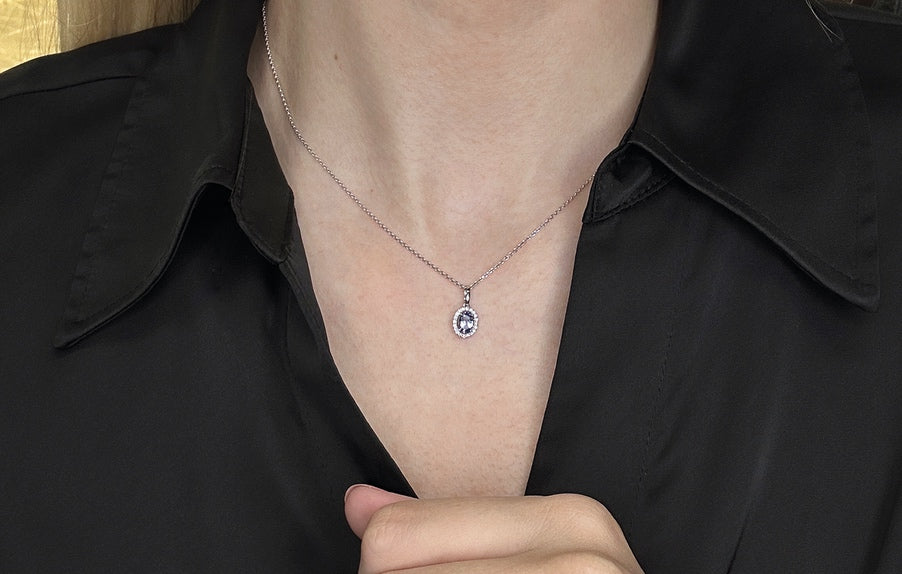 Marion anheng i hvitt 585 gull med diamanter W/SI 0,08 ct. med oval fasettert tanzanitt 6x4 mm ca 0,45 ct.