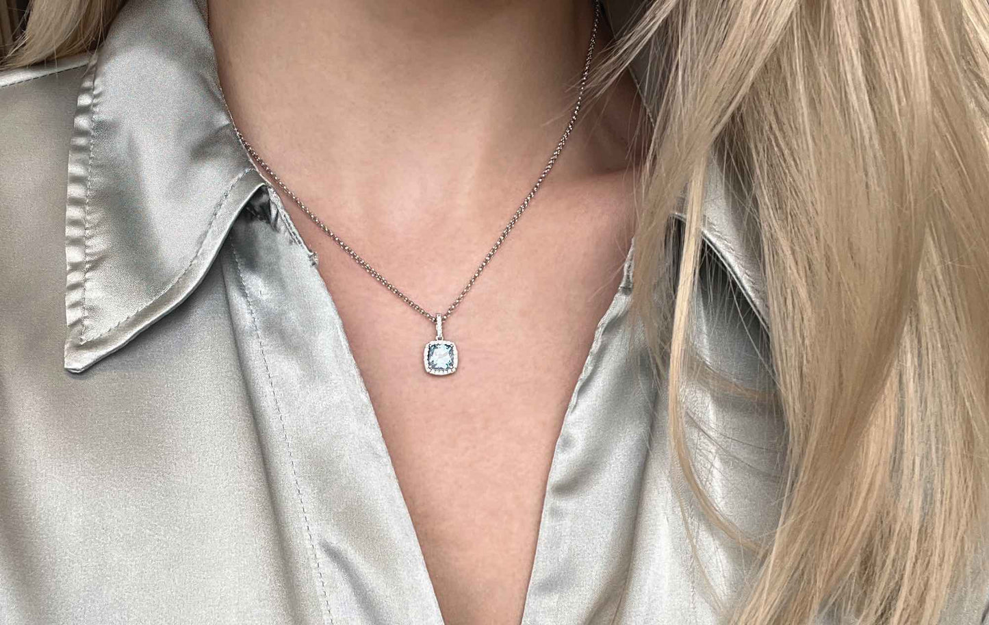 Memory Sky anheng i hvitt 585 gull med diamanter W/SI totalt 0,16 ct. og sky blue topas 1,80 ct.