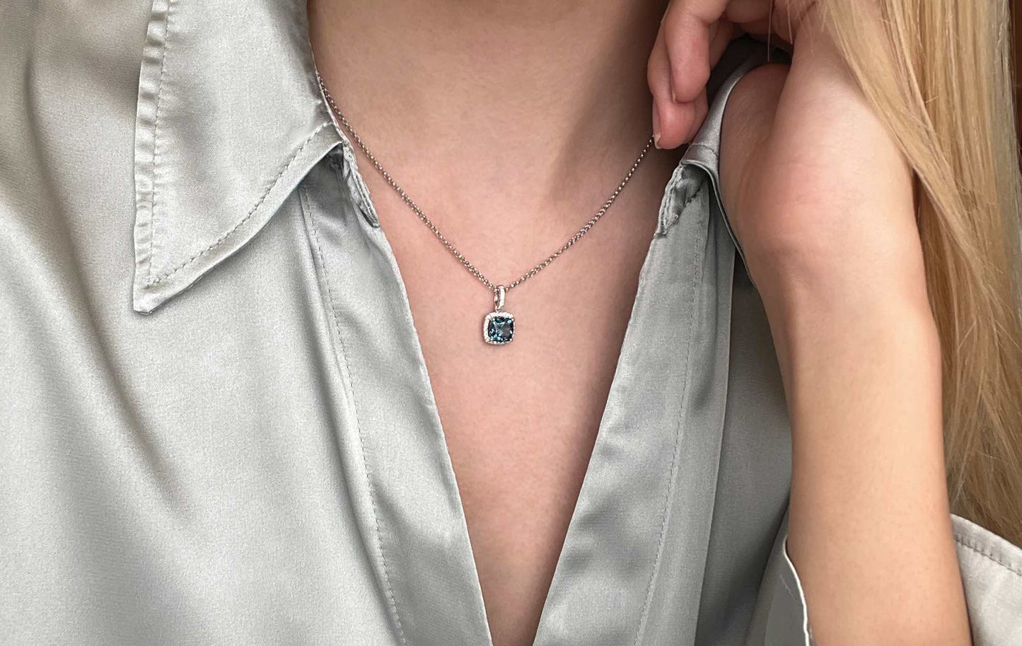 Memory London anheng i hvitt 585 gull med diamanter W/SI totalt 0,16 ct. og London blue topas 1,80 ct.