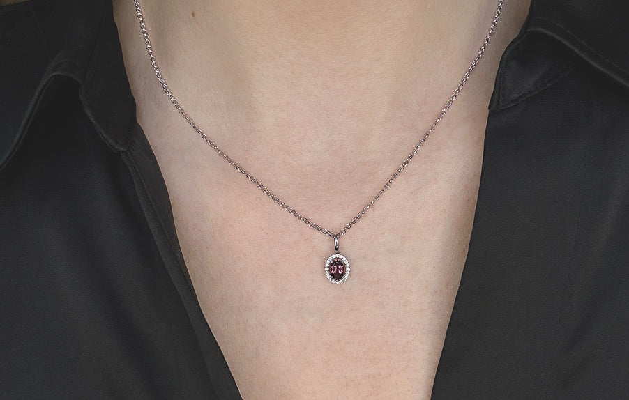 Paloma anheng i hvitt 585 gull med diamanter W/SI 0,08 ct. med oval fasettert rhodolitt 6x4 mm ca 0,60 ct.