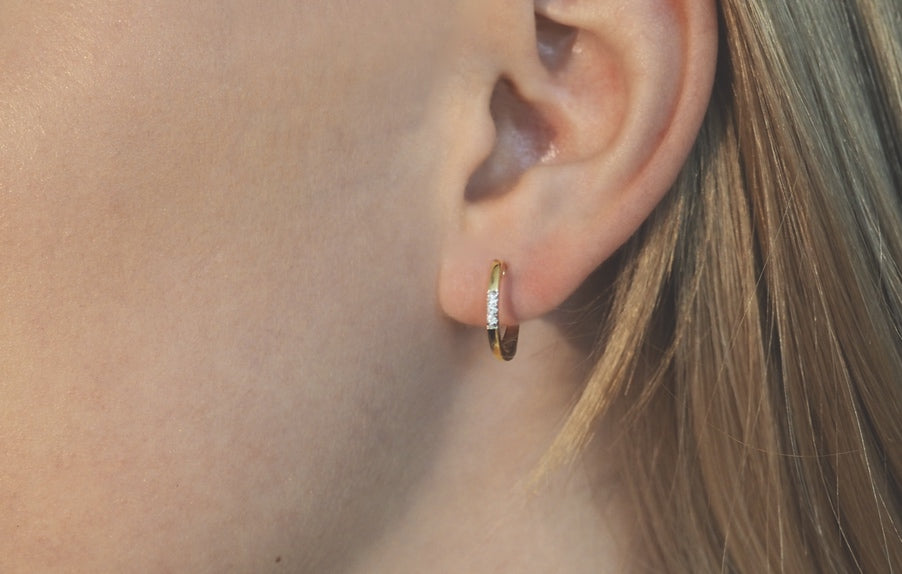 Rio øredobber i gult 585 gull med diamanter W/SI totalt 0,04 ct.