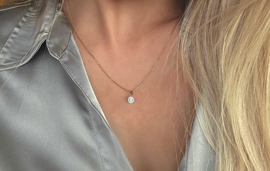 Victoria anheng i hvitt 585 gull med diamanter TW/SI totalt 0,20 ct.
