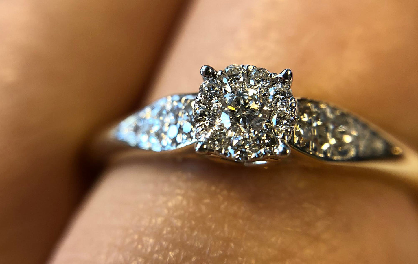 Vivianne diamantring i hvitt 585 gull TW/SI totalt 0,15 ct.