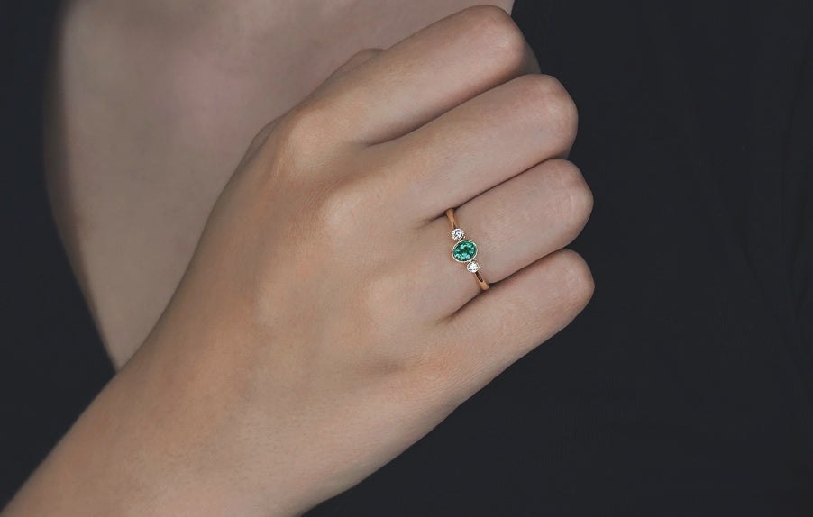 Willow diamantring i gult 585 gull W/SI totalt 0,07 ct. med ovalslipt smaragd 4 X 5 mm.
