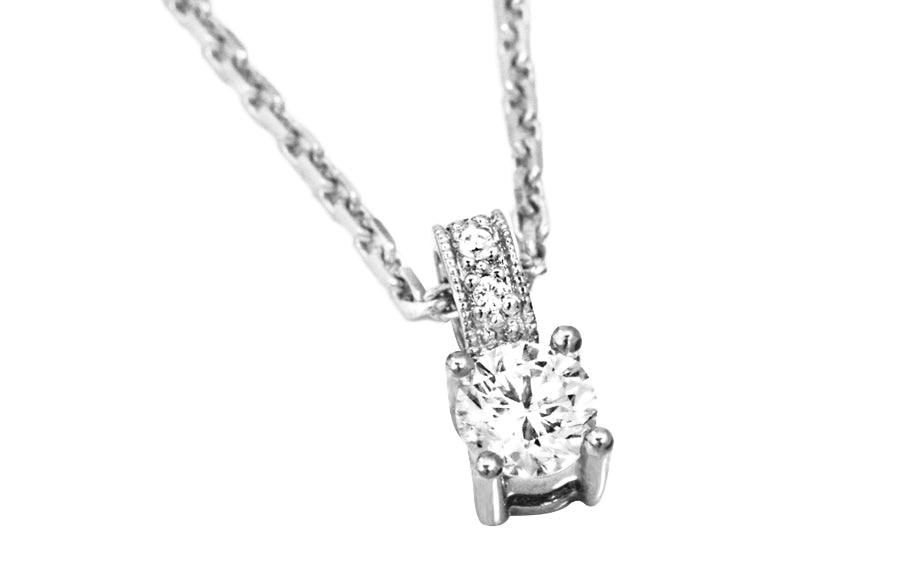 Polar anheng i hvitt 585 gull med diamanter TW/SI total 0,26 ct. (senterdiamant 0.24 ct.).