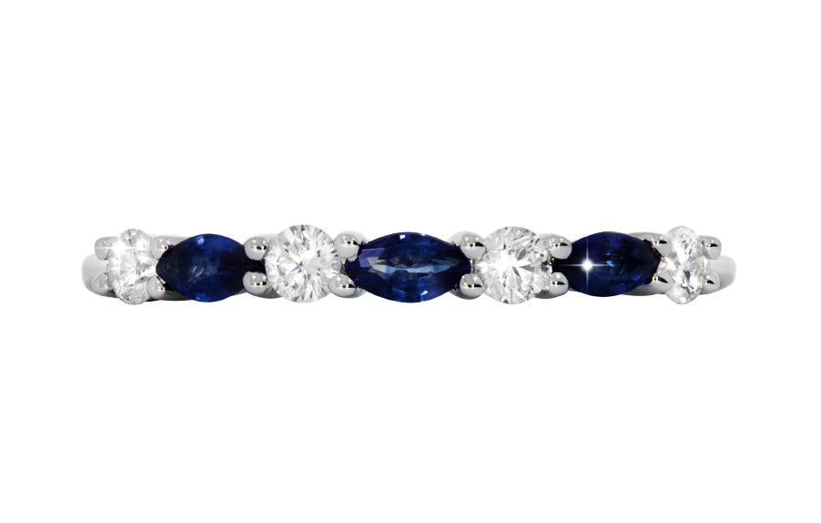 Corona diamantring i hvitt 585 gull W/SI totalt 0,20 ct. med blå markiseslipte safirer totalt 0,30 ct.