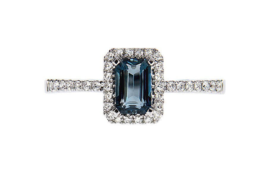 Galant diamantring i hvitt 585 gull W/SI totalt 0,18 ct. med baguetteslipt London blue topas 0,70 ct